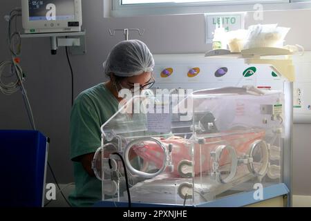 ilheus, bahia, brasilien - 24. Mai 2022: Medizinische Fachkraft mit einem Kind, das auf der neonatalen Intensivstation eines öffentlichen Entbindungskrankenhauses in der Stadt bahia stationiert ist Stockfoto