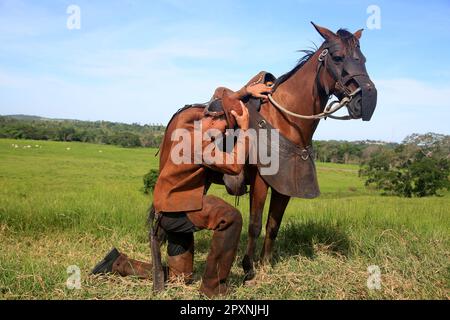 conde, bahia, brasilien - 8. januar 2022: Cowboy in traditioneller Lederkleidung mit seinem Pferd auf einem Bauernhof in der Stadt Conde. Stockfoto