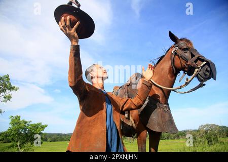 conde, bahia, brasilien - 8. januar 2022: Cowboy in traditioneller Lederkleidung mit seinem Pferd auf einem Bauernhof in der Stadt Conde. Stockfoto