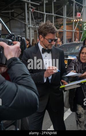 New York, Usa. 01. Mai 2023. NEW YORK, NEW YORK - 01. MAI: Bradley Cooper verlässt das Pierre Hotel um 2023 Uhr Met Gala am 01. Mai 2023 in New York City. Kredit: SOPA Images Limited/Alamy Live News Stockfoto