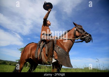 conde, bahia, brasilien - 8. januar 2022: Cowboy in traditioneller Lederkleidung mit seinem Pferd auf einem Bauernhof in der Stadt Conde. Stockfoto