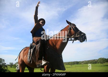 conde, bahia, brasilien - 8. januar 2022: Cowboy in traditioneller Lederkleidung mit seinem Pferd auf einem Bauernhof in der Stadt Conde. Stockfoto