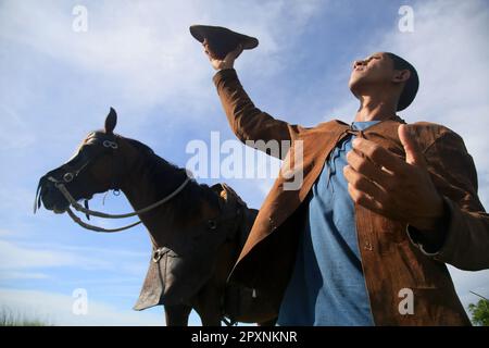 conde, bahia, brasilien - 8. januar 2022: Cowboy in traditioneller Lederkleidung mit seinem Pferd auf einem Bauernhof in der Stadt Conde. Stockfoto