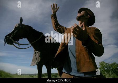 conde, bahia, brasilien - 8. januar 2022: Cowboy in traditioneller Lederkleidung mit seinem Pferd auf einem Bauernhof in der Stadt Conde. Stockfoto