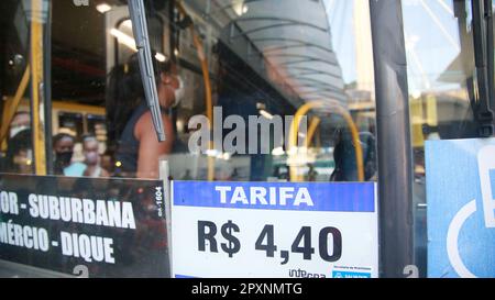 salvador, bahia, brasilien - 27. januar 2022: Passagiere warten auf Onbs am Bahnhof Lapa in der Stadt Salvador Stockfoto