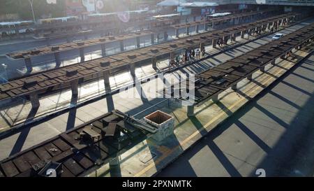 salvador, bahia, brasilien - 27. januar 2022: Passagiere warten auf Onbs am Bahnhof Lapa in der Stadt Salvador Stockfoto