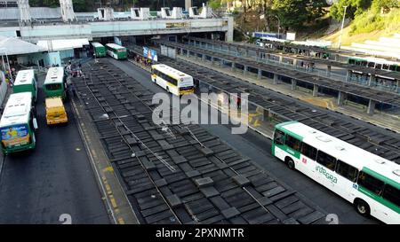 salvador, bahia, brasilien - 27. januar 2022: Passagiere warten auf Onbs am Bahnhof Lapa in der Stadt Salvador Stockfoto