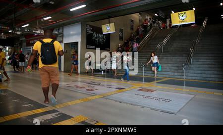 salvador, bahia, brasilien - 27. januar 2022: Passagiere warten auf Onbs am Bahnhof Lapa in der Stadt Salvador Stockfoto