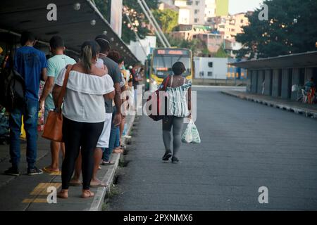 salvador, bahia, brasilien - 27. januar 2022: Passagiere warten auf Onbs am Bahnhof Lapa in der Stadt Salvador Stockfoto