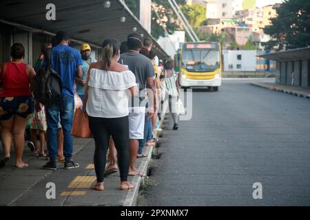 salvador, bahia, brasilien - 27. januar 2022: Passagiere warten auf Onbs am Bahnhof Lapa in der Stadt Salvador Stockfoto