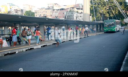 salvador, bahia, brasilien - 27. januar 2022: Passagiere warten auf Onbs am Bahnhof Lapa in der Stadt Salvador Stockfoto