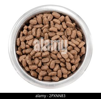 Metallschüssel mit Hundefutter auf weißem Hintergrund. Blick von oben. Futter für Hunde und Katzen Stockfoto