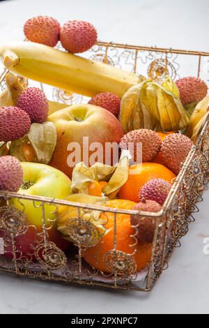 Stillleben von Früchten im Korb Stockfoto