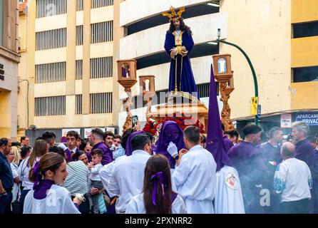 Statue von Jesus Christus, getragen von Gläubigen als Teil einer Semana Santa Heiligen Woche Prozession durch die Straßen von Malaga in Andalusien Südspanien. Stockfoto