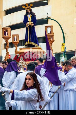 Statue von Jesus Christus, getragen von Gläubigen als Teil einer Semana Santa Heiligen Woche Prozession durch die Straßen von Malaga in Andalusien Südspanien. Stockfoto