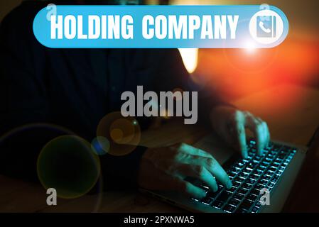 Handgeschriebenes Schild Holding Company, Wort für Aktien, Eigentum und andere finanzielle Vermögenswerte, die sich im Besitz von jemandem befinden Stockfoto