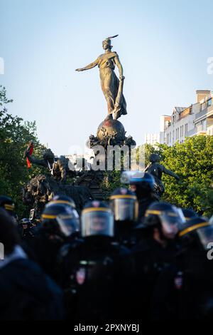 Paris, Frankreich. 01. Mai 2023. Polizeibeamte, die während des Protests vom 1. Mai am Place de la Nation gesehen wurden. Der Tag der Arbeit in Frankreich war geprägt von Hunderten von Verhaftungen sowie von mehreren Polizisten und Demonstranten, die während der Zusammenstöße verletzt wurden. In Paris stand ein friedlicher und festlicher marsch im Gegensatz zu einem radikaleren, wo gewalttätige Zusammenstöße stattfanden. Beide fuhren vom Place de Republique zum Place de la Nation. Die Demonstranten bleiben im Kampf gegen das neue Buchengesetz, das das Alter erhöhen soll, fest. Kredit: SOPA Images Limited/Alamy Live News Stockfoto