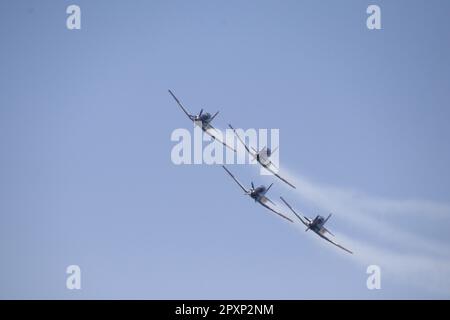 Eine Nahaufnahme von Flugzeugen, die am Himmel gemeinsam fliegen Stockfoto