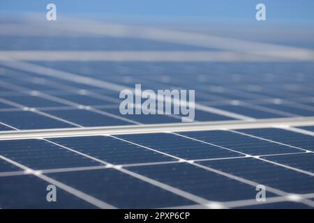 Nahaufnahme der Solarenergiekollektoren – Alternative Stromversorgung. Stockfoto