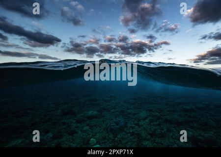 Eine atemberaubende Aufnahme einer mächtigen Wasserwelle aus der Unterwasserwelt Stockfoto