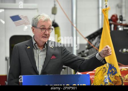 Gouverneur Phil Murphy zeigt auf die Menge und spricht. Gouverneur von New Jersey Phil Murphy besuchte am 2. Mai 2023 die Paramus Fire Company 3 in Paramus, New Jersey, USA. Gouverneur Murphy hob seine vorgeschlagene Aufstockung der Mittel des American Rescue Plan (ARP) um $ $10 Millionen für das Geschäftsjahr 2024 hervor, um die Fortführung des im Mai 2022 ins Leben gerufenen Firefighter Grant Program zu unterstützen. Im Rahmen des ARP Firefighter Grant Program werden lokale und regionale Feuerwehren in ganz New Jersey finanziell unterstützt, um sicherzustellen, dass die Feuerwehrleute über eine angemessene Schutz-, Reinigungs- und Desinfektionsausrüstung verfügen. „Die Stockfoto