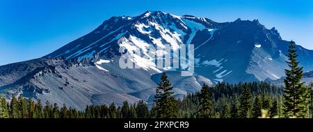 Mt. Shasta, Kalifornien, USA - 17. Juli 2022: Ausblicke auf Mt. Shasta, Siskiyou und nahe gelegene Alken und Bäche. Stockfoto