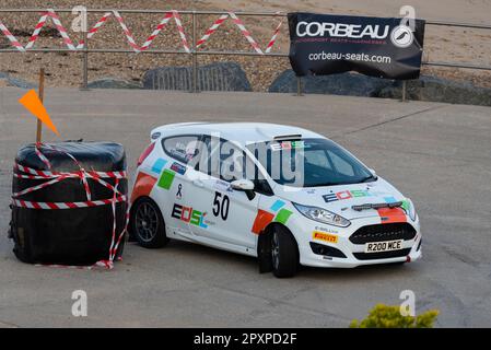 Mike East, ein Rennen mit einem Ford Fiesta Rally2, das an der Corbeau Seats Rallye am Meer in Clacton, Essex, Großbritannien teilnimmt. Mitfahrer Glyn Thomas Stockfoto