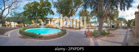 Oberer Baraka-Garten und mit den dekorativen Steinbögen, Valleta, Malta. Stockfoto