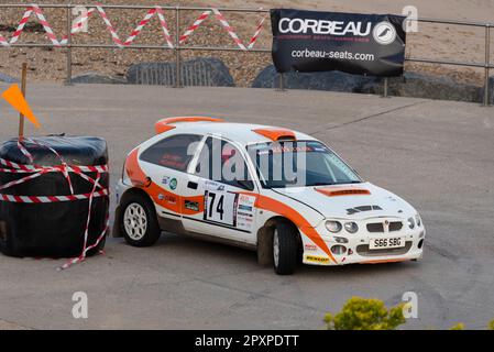 Joe Evett tritt gegen einen MG ZR an, der bei der Corbeau Seats Rallye an der Küste in Clacton, Essex, Großbritannien, antritt. Mitfahrer Richard Wise Stockfoto