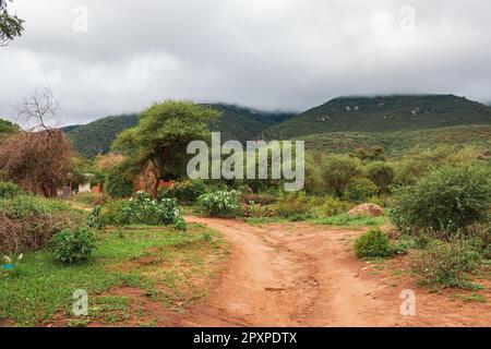 Malerischer Blick auf den Mount Longido in Tansania an einem nebligen Tag Stockfoto