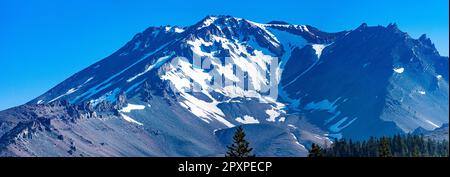 Mt. Shasta, Kalifornien, USA - 17. Juli 2022: Ausblicke auf Mt. Shasta, Siskiyou und nahe gelegene Alken und Bäche. Stockfoto