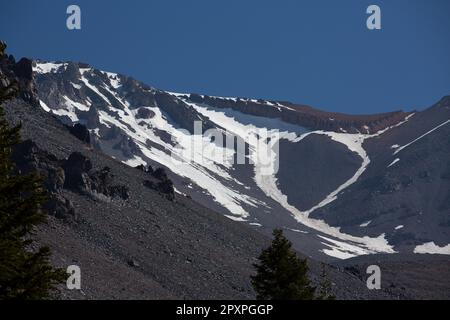 Mt. Shasta, Kalifornien, USA - 17. Juli 2022: Ausblicke auf Mt. Shasta, Siskiyou und nahe gelegene Alken und Bäche. Stockfoto