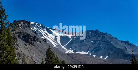 Mt. Shasta, Kalifornien, USA - 17. Juli 2022: Ausblicke auf Mt. Shasta, Siskiyou und nahe gelegene Alken und Bäche. Stockfoto