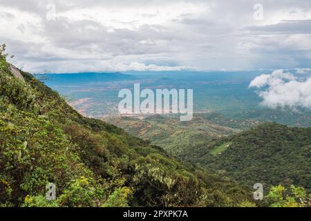 Malerischer Blick auf den Mount Longido in Tansania an einem nebligen Tag Stockfoto