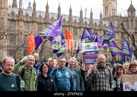 London, Großbritannien. 2. Mai 2023. Mitarbeiter der Quality Care Commission protestieren vor den Houses of Parliament Credit: Ian Davidson/Alamy Live News Stockfoto