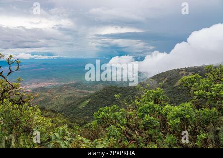 Malerischer Blick auf den Mount Longido in Tansania an einem nebligen Tag Stockfoto