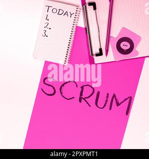 Text mit Inspiration Scrum, Geschäftsübersicht Handschrift im Unterschied zu gedruckten Spielfiguren Stockfoto