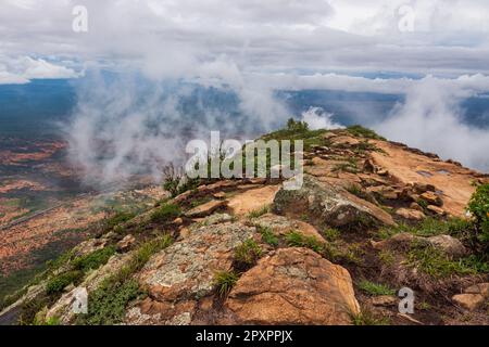 Malerischer Blick auf den Mount Longido in Tansania an einem nebligen Tag Stockfoto