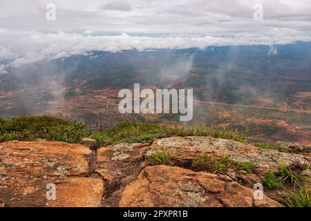 Malerischer Blick auf den Mount Longido in Tansania an einem nebligen Tag Stockfoto