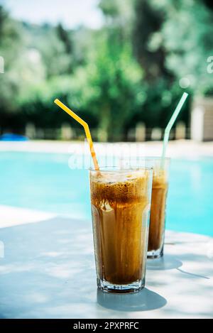 Zwei Glas eisgekühlten Frappe in der Nähe des Pools. Stockfoto