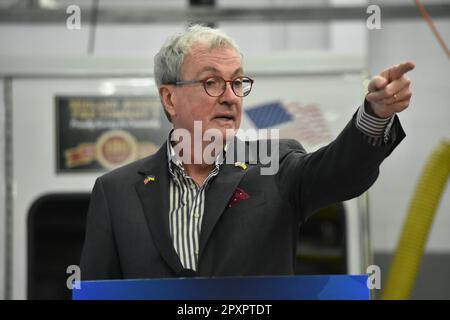 Gouverneur Phil Murphy zeigt auf die Menge und spricht. Gouverneur von New Jersey Phil Murphy besuchte am 2. Mai 2023 die Paramus Fire Company 3 in Paramus, New Jersey, USA. Gouverneur Murphy hob seine vorgeschlagene Aufstockung der Mittel des American Rescue Plan (ARP) um $ $10 Millionen für das Geschäftsjahr 2024 hervor, um die Fortführung des im Mai 2022 ins Leben gerufenen Firefighter Grant Program zu unterstützen. Im Rahmen des ARP Firefighter Grant Program werden lokale und regionale Feuerwehren in ganz New Jersey finanziell unterstützt, um sicherzustellen, dass die Feuerwehrleute über eine angemessene Schutz-, Reinigungs- und Desinfektionsausrüstung verfügen. „Die Stockfoto