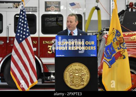 Der Kongressabgeordnete Josh Gottheimer spricht vor dem Publikum über das Feuerwehrförderprogramm und setzt sich in Anwesenheit der Presse ein. Gouverneur von New Jersey Phil Murphy besuchte am 2. Mai 2023 die Paramus Fire Company 3 in Paramus, New Jersey, USA. Gouverneur Murphy hob seine vorgeschlagene Aufstockung der Mittel des American Rescue Plan (ARP) um $ $10 Millionen für das Geschäftsjahr 2024 hervor, um die Fortführung des im Mai 2022 ins Leben gerufenen Firefighter Grant Program zu unterstützen. Im Rahmen des ARP Firefighter Grant Program werden lokale und regionale Feuerwehren in ganz New Jersey finanziell unterstützt, um sicherzustellen, dass die Feuerwehrleute über ausreichende Kenntnisse verfügen Stockfoto