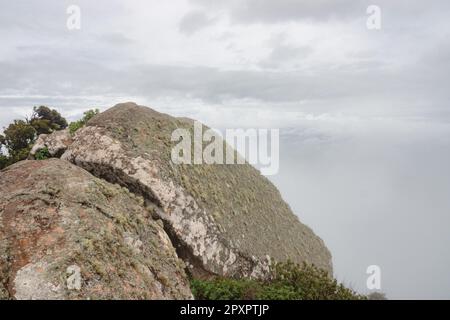 Malerischer Blick auf den Mount Longido in Tansania an einem nebligen Tag Stockfoto