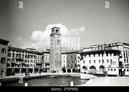 Riva del Garda (già Riva, Ripa in Latino, Rìva in Dialetto locale) è un comune italiano di 17 722 abitanti della Provincia autonoma di Trento che fa parte della Comunità Alto Garda e Ledro. (Wikipedia) Stockfoto