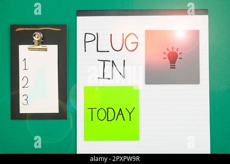 Schild mit der Aufschrift „Plug-in“, „Business Concept“ Gerät wird an die Stromversorgung angeschlossen Stockfoto