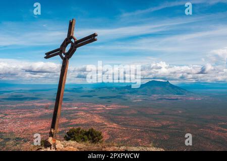 Ein christliches Kreuz vor dem Hintergrund des Mount Longido in Tansania Stockfoto