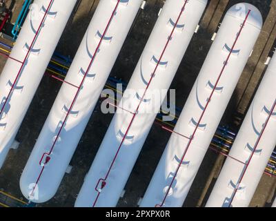 Luftaufnahme Industriegasspeichertank. LNG- oder Flüssiggastank. Energiekrise. Gastank in der Erdölraffinerie. Wasserstoffbrennstoff Stockfoto