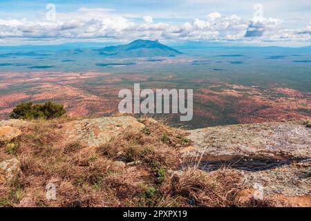 Malerischer Blick auf den Mount Longido am Himmel an einem sonnigen Tag im ländlichen Tansania Stockfoto