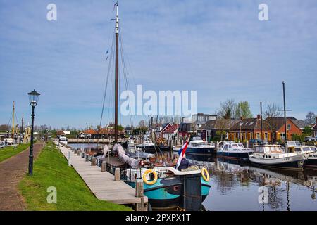 Hafen der Fischerstadt Zoutkamp, Provinz Groningen, Niederlande. Im Vordergrund ein traditionelles holländisches Segelschiff. Stockfoto