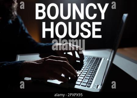 Das Schild zeigt Bouncy House, ein Wort, das auf einem automatisierten Programm geschrieben wurde, das über das Internet läuft Künstliche Intelligenz Stockfoto